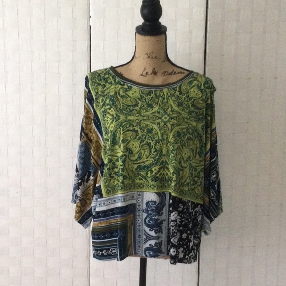 Woman’s Rachel Roy top with slit sleeves size XL color green & blue  #480